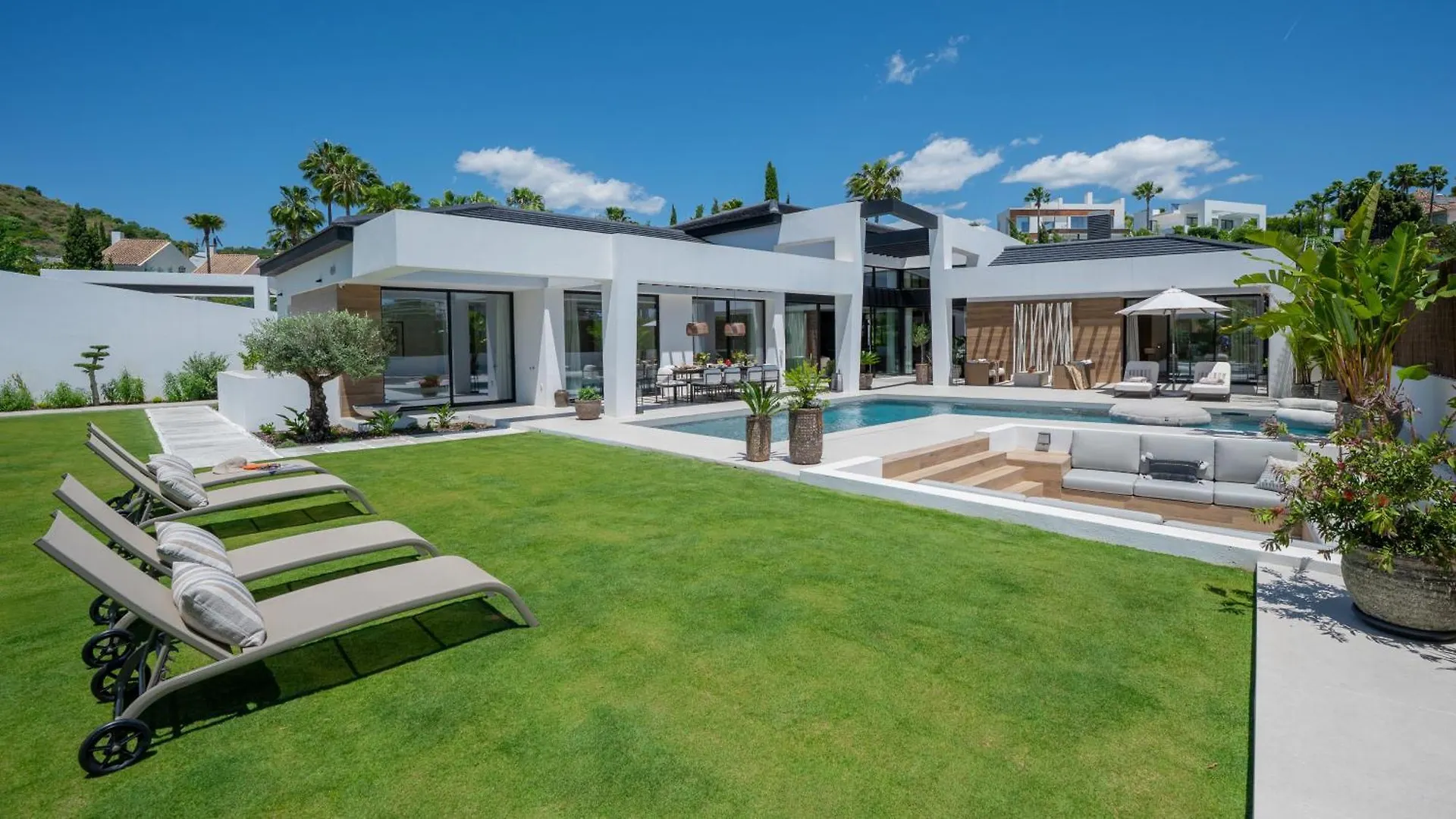 Vacation Marbella I Villa Thyma, Brand-New Villa, Swimming-Pool, Cinema Room And Bar, Minutes From The Marina And The Beach إسبانيا
